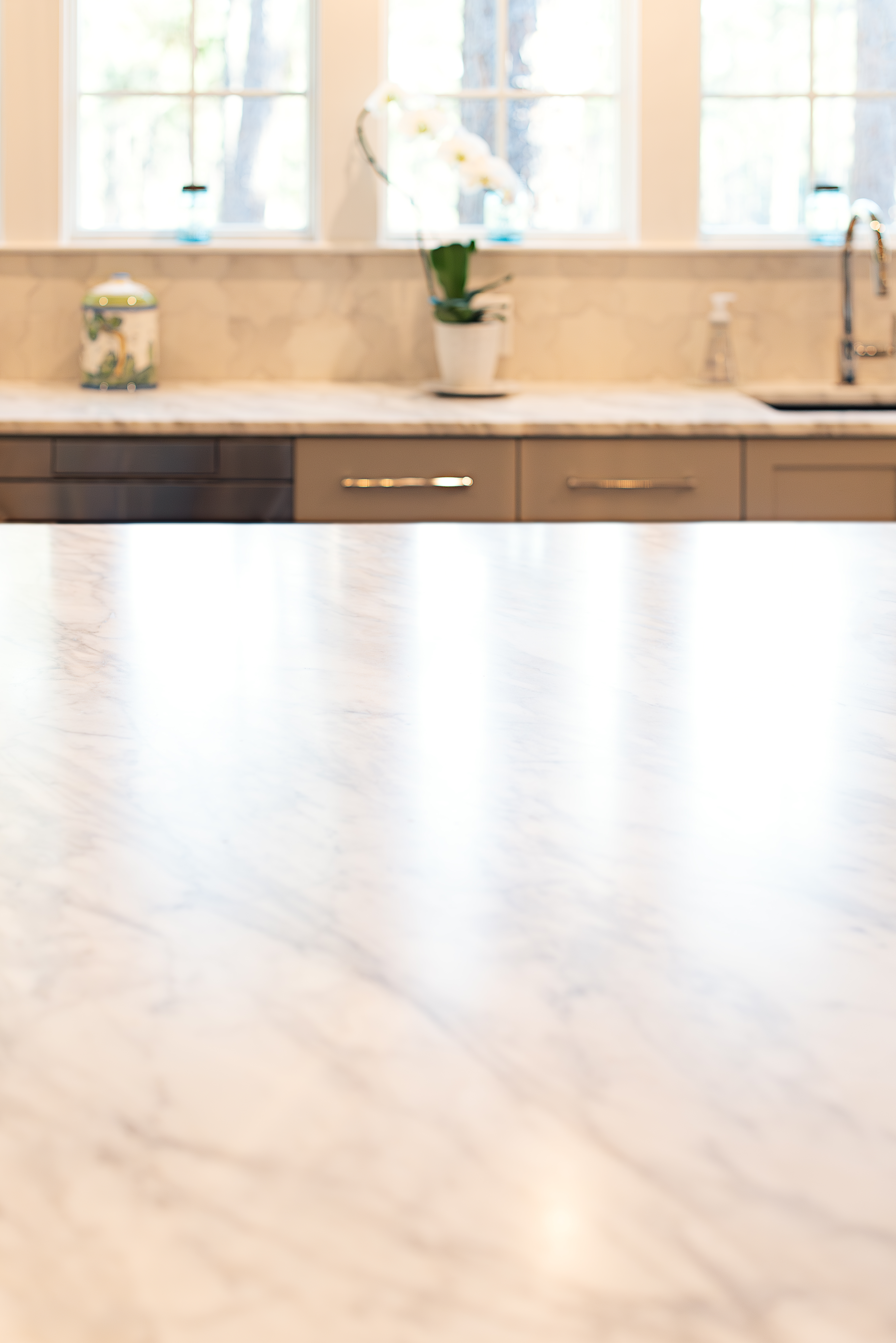 Marble backsplash with island