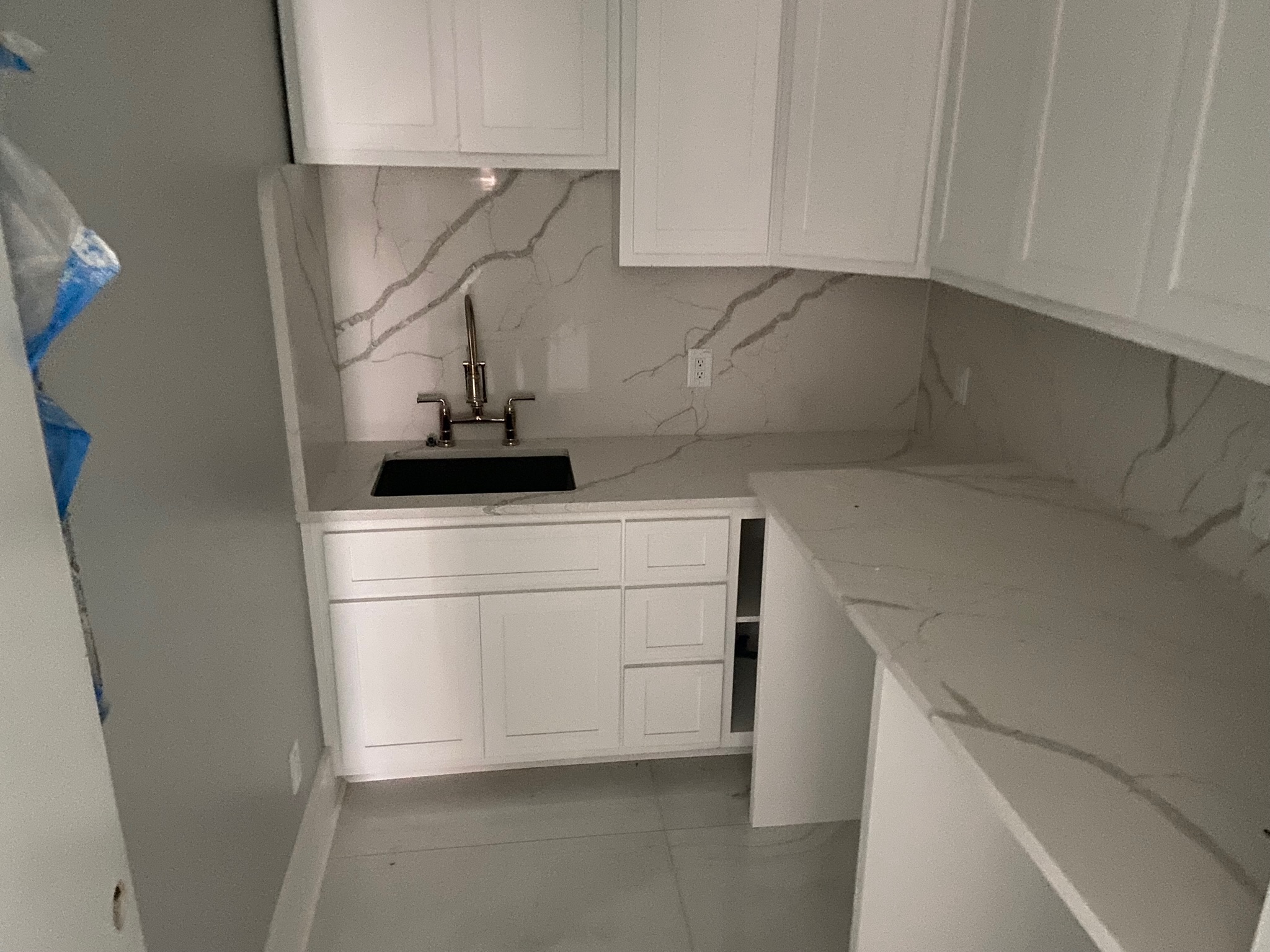 White quartz laundry counters