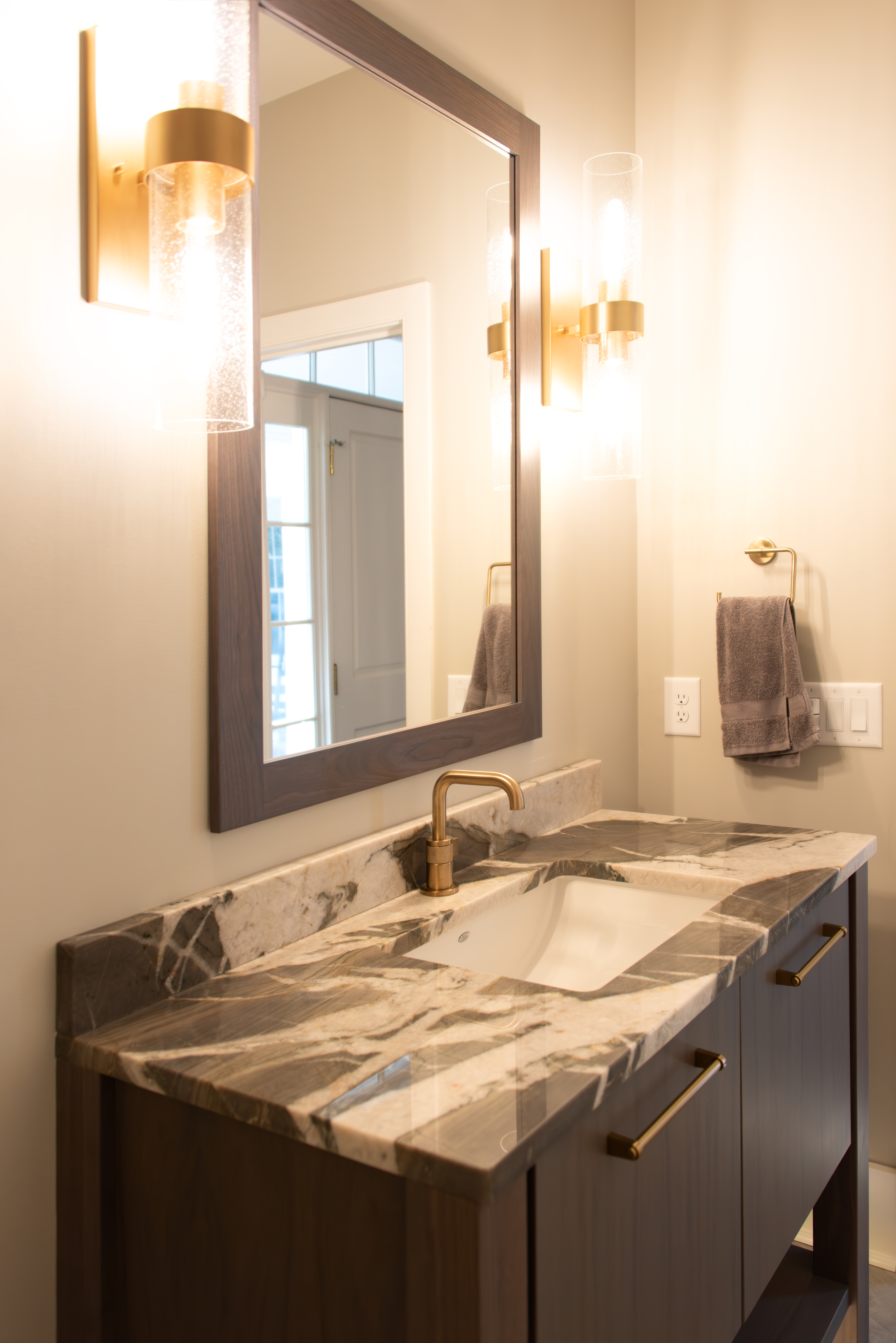 Quartzite bath detail